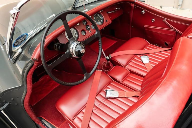 عجلة قيادة السيارة