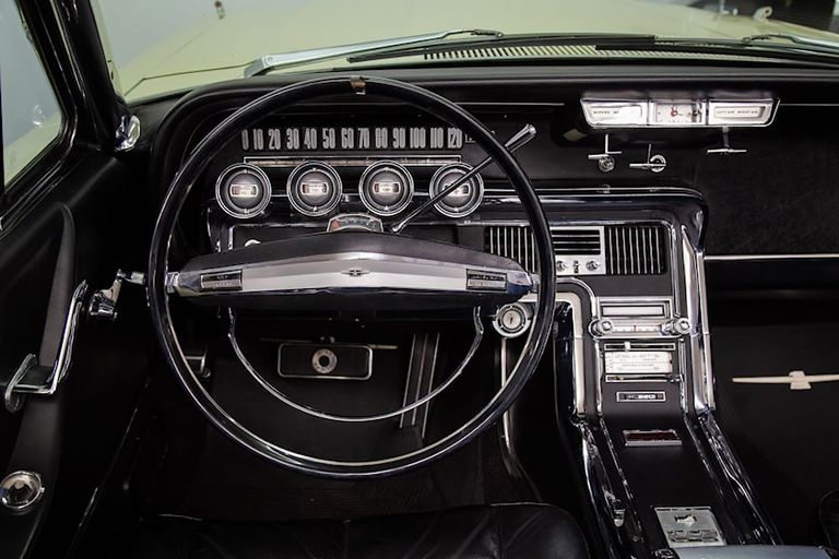 عجلة قيادة السيارة