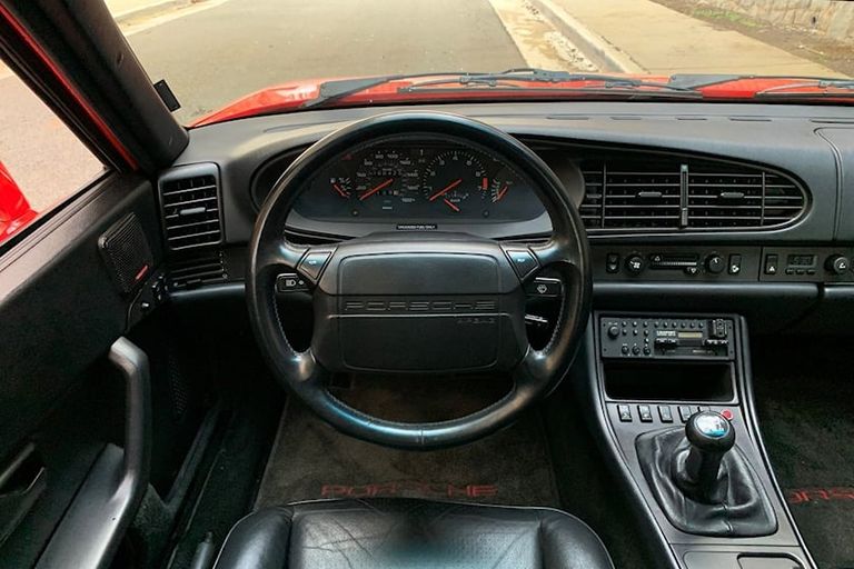 عجلة قيادة السيارة