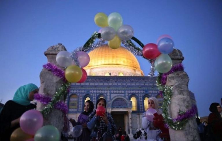 موعد صلاة عيد الفطر 2022 في فلسطين مخبز يعرض الكعك للبيع قبل حلول عيد الفطر