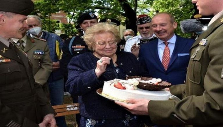 لحظة تقديم الكعكة للسيدة الإيطالية - الجارديان