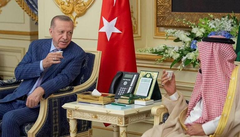 أردوغان يحتسي القهوة برفقة العاهل السعودي الملك سلمان بن عبدالعزيز