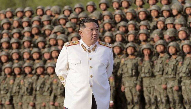  زعيم كوريا الشمالية يلتقي بالقوات التي شاركت في العرض العسكري