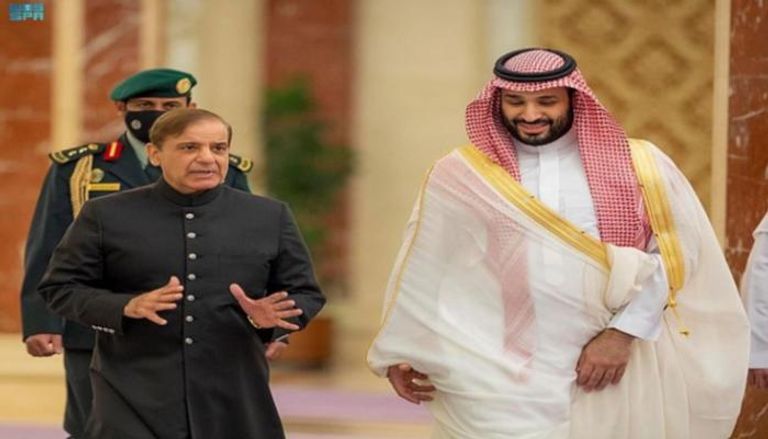جانب من استقبال ولي العهد السعودي لرئيس وزراء باكستان