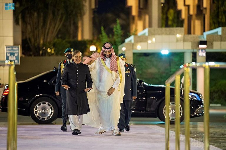 جانب من استقبال ولي العهد السعودي لرئيس وزراء باكستان