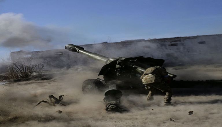 جندي أوكراني يطلق مدفع هاوتزر