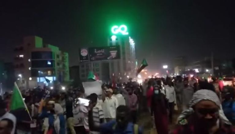 جانب من المظاهرات الليلية في العاصمة الخرطوم