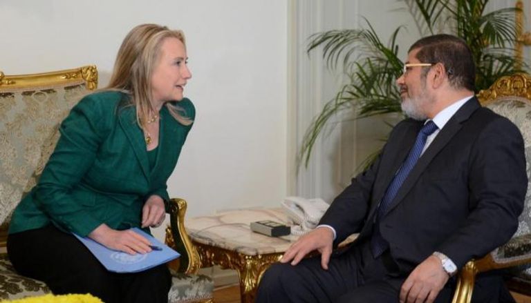الرئيس الإخواني المعزول محمد مرسي ووزيرة الخارجية الأمريكية السابقة هيلاري كلينتون