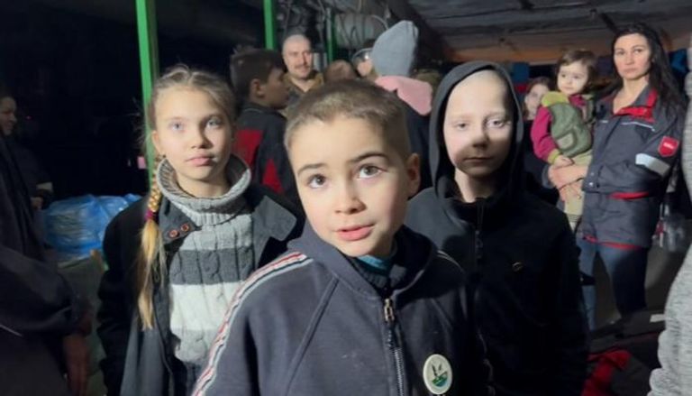 أطفال داخل مصنع آزوفستال للصلب في ماريوبول