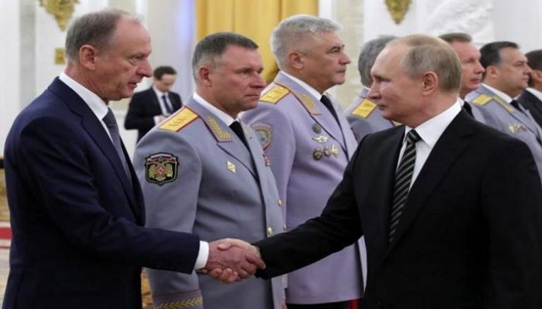 الرئيس الروسي فلاديمير بوتين  يصافح رئيس مجلس الأمن القومي نيكولاي باتروشيف 