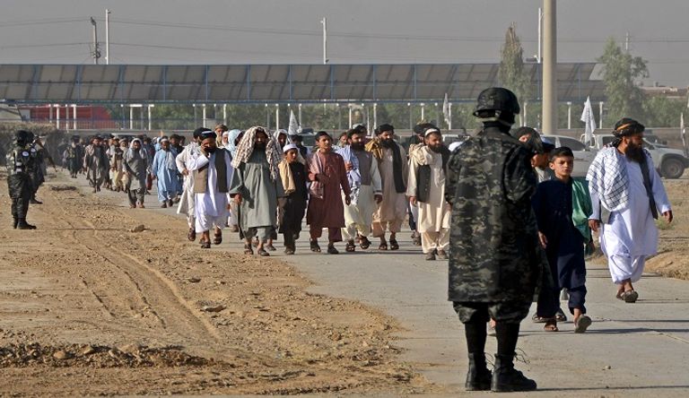 مصلون أفغان يؤدون صلاة عيد الفطر - الفرنسية