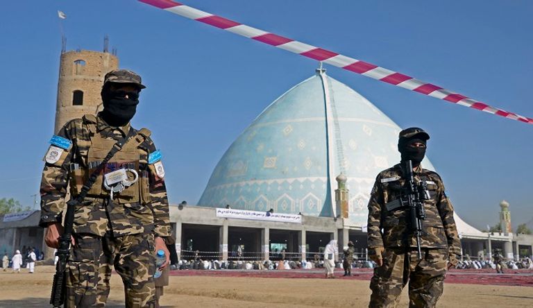 مصلون أفغان يؤدون صلاة عيد الفطر - الفرنسية