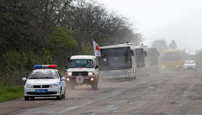 حافلات تغادر مدينة ماريوبول الأوكرانية