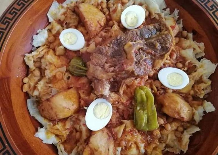 طبق الشخشوخة التقليدي لعيد الفطر في الجزائر صلاة عيد الفطر بالجزائر - أرشيفية