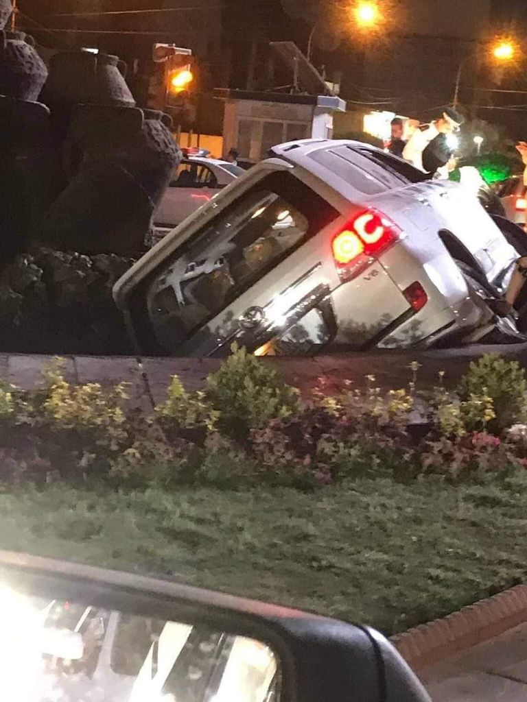 سيارة ترتطم بتمثال