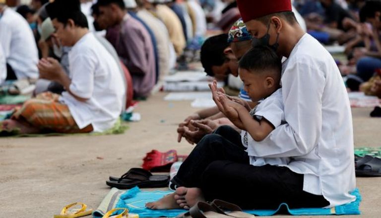 مسلمون بإندونيسيا خلال صلاة عيد الفطر