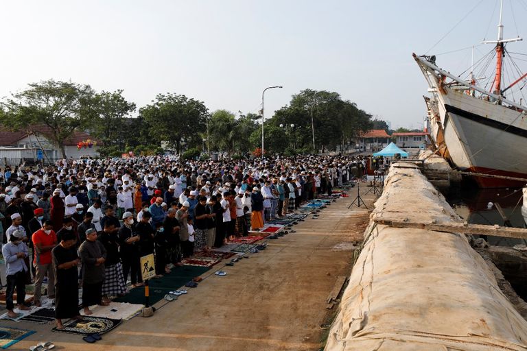 مسلمون بإندونيسيا خلال صلاة عيد الفطر