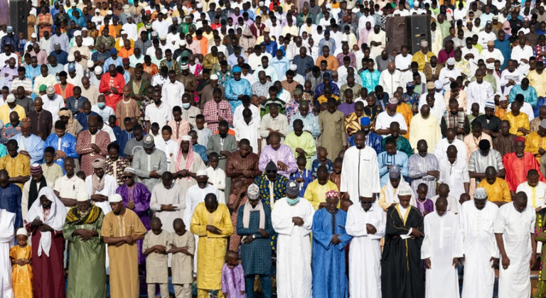 مسلمون بإندونيسيا خلال صلاة عيد الفطر