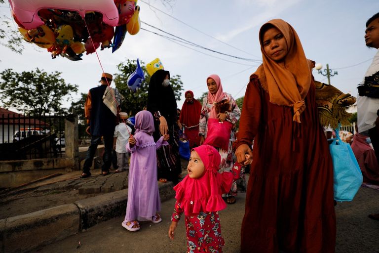 مسلمون بإندونيسيا خلال صلاة عيد الفطر