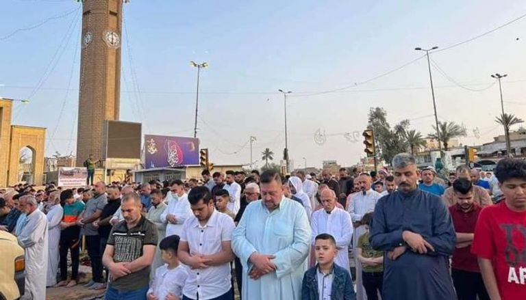مصلون يؤدون صلاة العيد عند جامع أبي حنيفة النعمان في الأعظمية