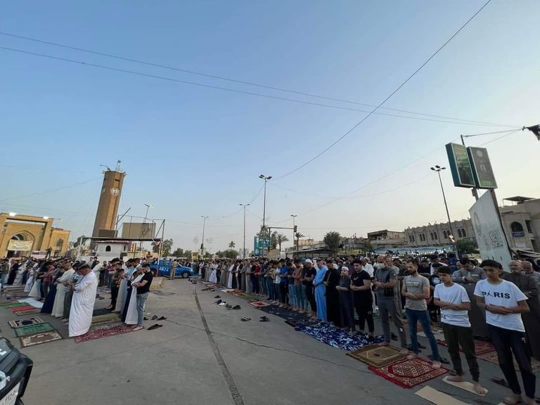 مصلون يؤدون صلاة العيد عند جامع أبي حنيفة النعمان في الأعظمية