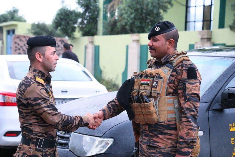 مصلون يؤدون صلاة العيد عند جامع أبي حنيفة النعمان في الأعظمية