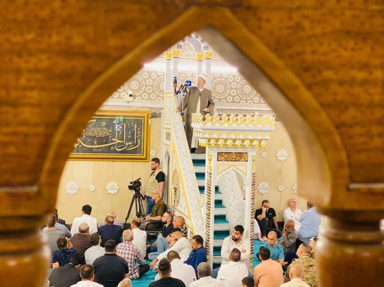 مصلون يؤدون صلاة العيد عند جامع أبي حنيفة النعمان في الأعظمية