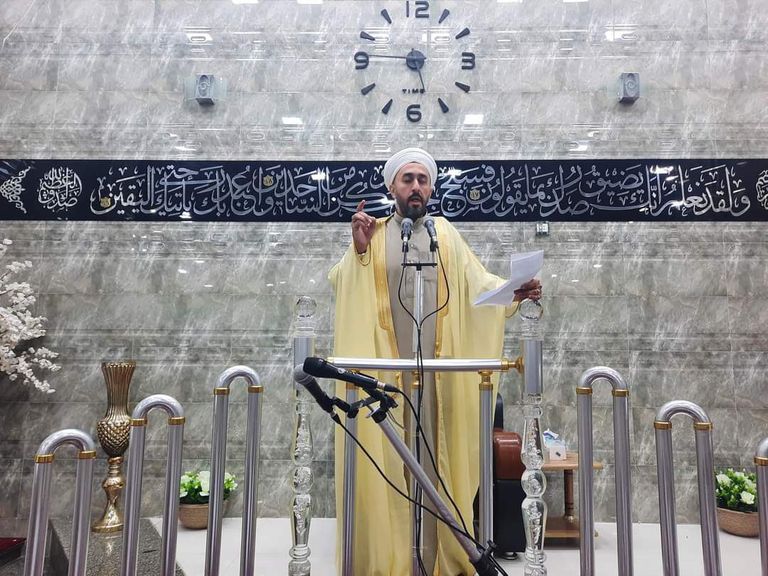 مصلون يؤدون صلاة العيد عند جامع أبي حنيفة النعمان في الأعظمية