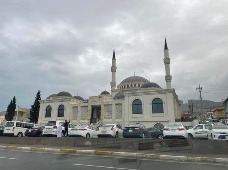 مصلون يؤدون صلاة العيد عند جامع أبي حنيفة النعمان في الأعظمية