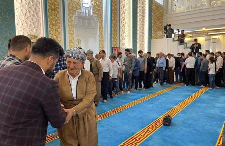 مصلون يؤدون صلاة العيد عند جامع أبي حنيفة النعمان في الأعظمية