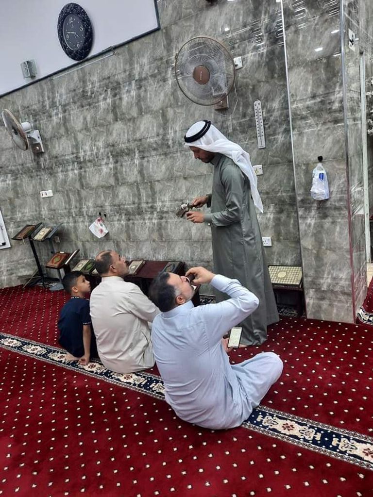 مصلون يؤدون صلاة العيد عند جامع أبي حنيفة النعمان في الأعظمية