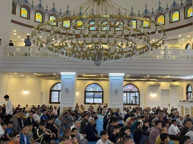 مصلون يؤدون صلاة العيد عند جامع أبي حنيفة النعمان في الأعظمية