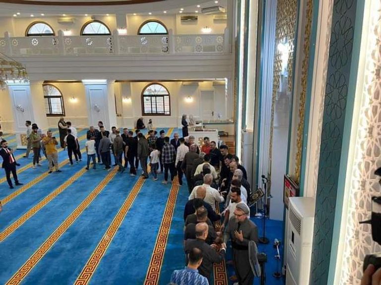 مصلون يؤدون صلاة العيد عند جامع أبي حنيفة النعمان في الأعظمية