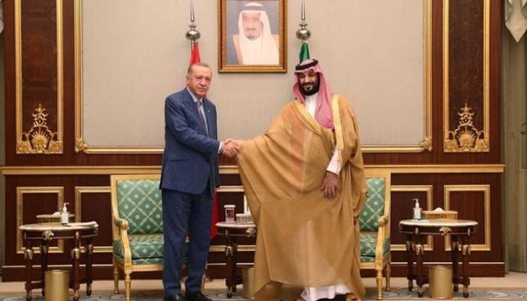 ولي العهد السعودي خلال استقبال الرئيس التركي
