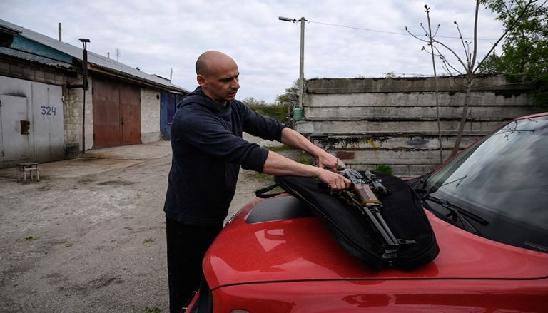 فاديم ميرنيشنكو أحد المتخصصين في صناعة السيوف