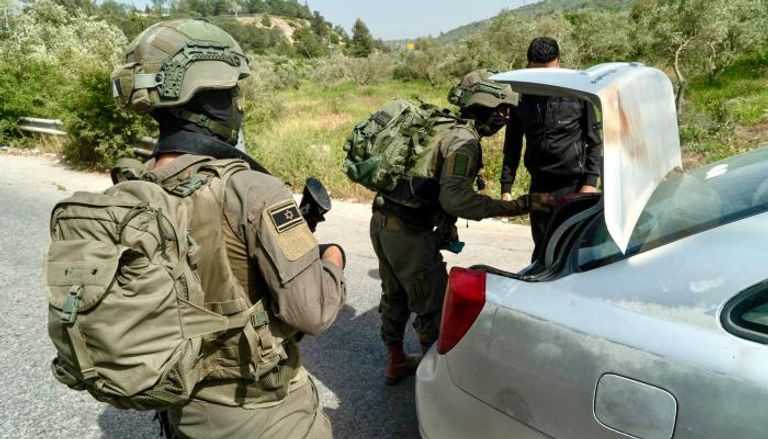 الجيش الإسرائيلي أثناء البحث عن منفذي العملية