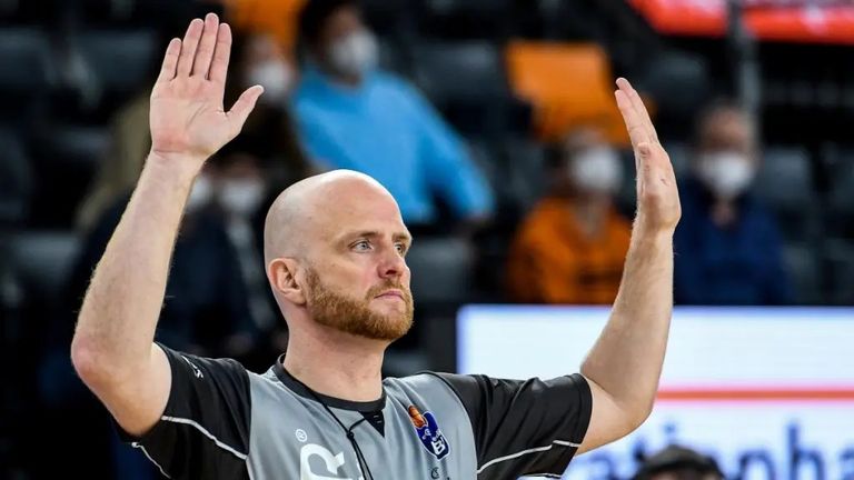 بنيامين بارث حكم السلة الألماني المخضرم بنيامين بارث حكم السلة الألماني المخضرم