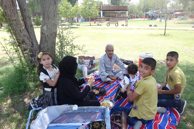 أسر بغدادية تحتفل بعيد الفطر عند متنزه الزوراء