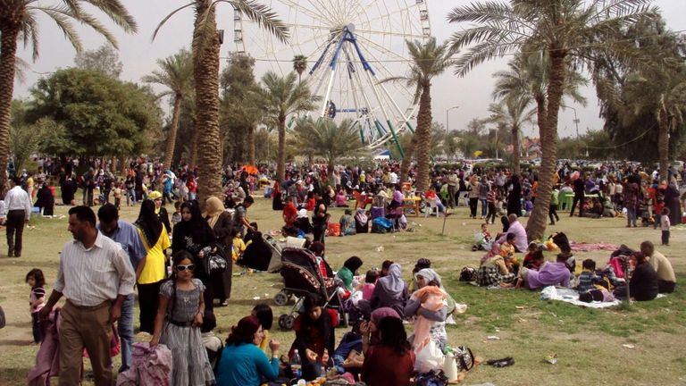 أسر بغدادية تحتفل بعيد الفطر عند متنزه الزوراء