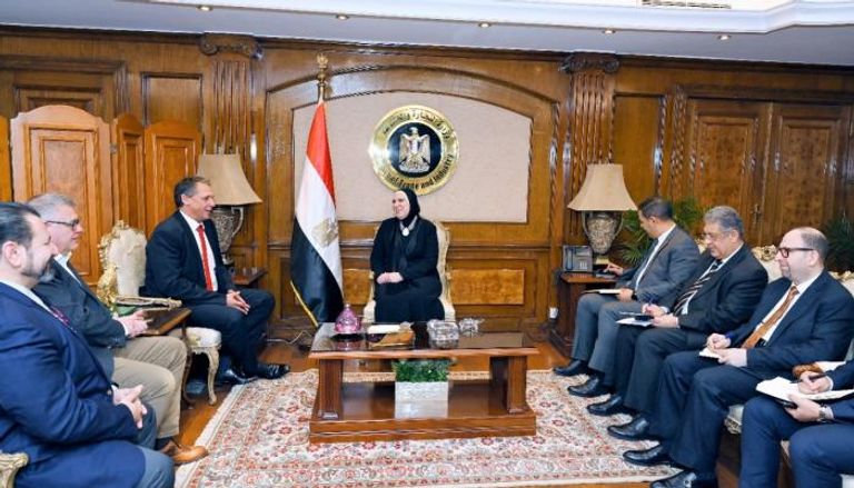 جانب من اجتماع وزيرة التجارة المصرية مع وفد مرسيدس-بنز إيجيبت 