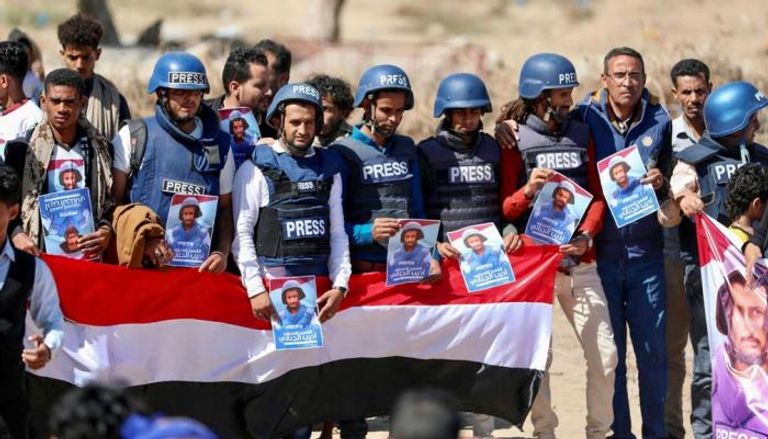 صحافيون يمنيون عقب تشيع أحد زملائهم قتل بهجوم حوثي- أرشيفية 