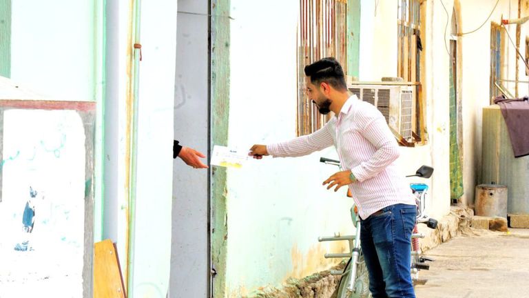 فريق تطوعي يوزع عيدية الفطر على عائلة في أطراف محافظة نينوى