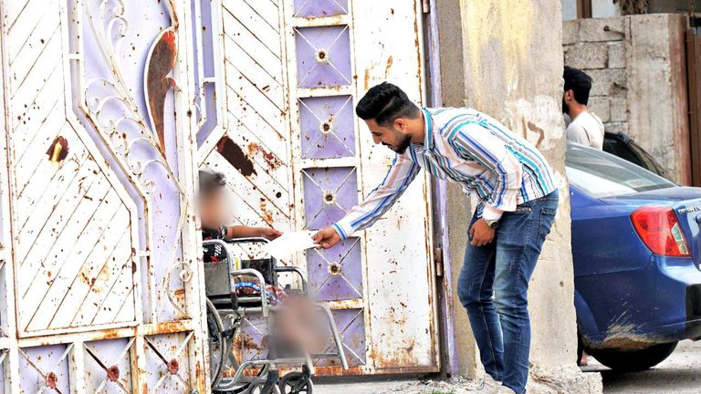 فريق تطوعي يوزع عيدية الفطر على عائلة في أطراف محافظة نينوى