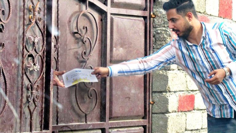 فريق تطوعي يوزع عيدية الفطر على عائلة في أطراف محافظة نينوى