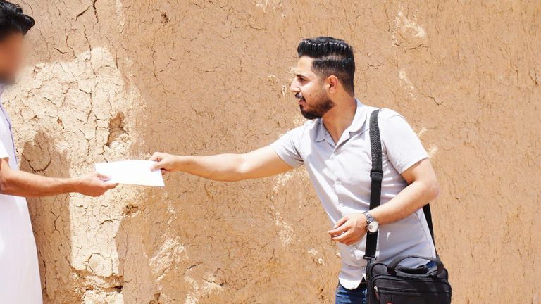 فريق تطوعي يوزع عيدية الفطر على عائلة في أطراف محافظة نينوى