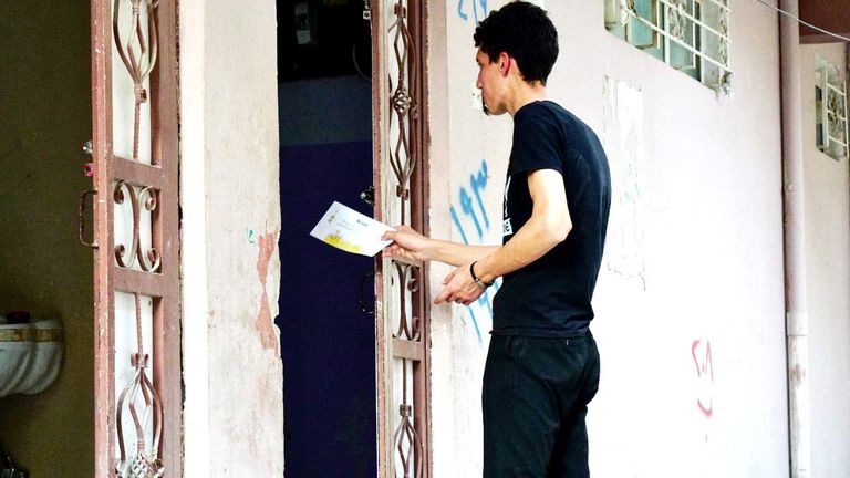 فريق تطوعي يوزع عيدية الفطر على عائلة في أطراف محافظة نينوى