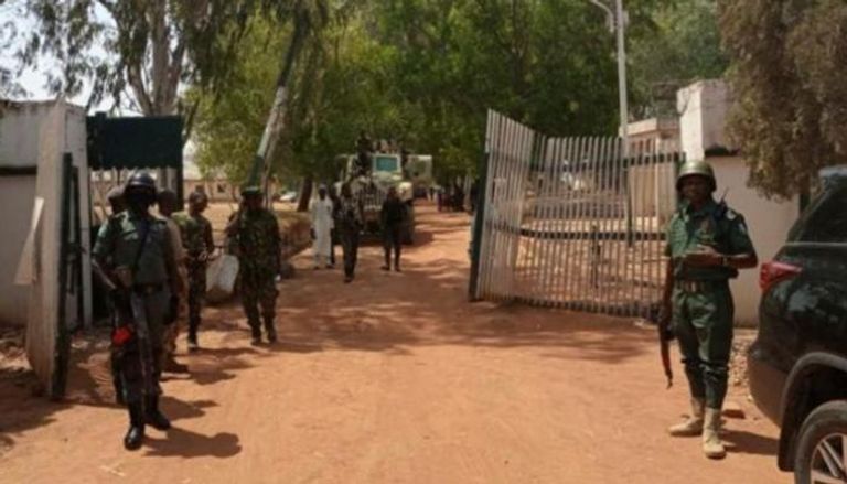 جنود نيجيريون على أبواب الكلية الفيدرالية الحكومية - أ.ف.ب
