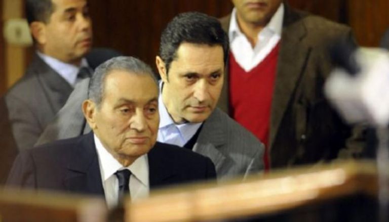 الرئيس المصري الراحل حسني مبارك ونجله علاء - أرشيفية