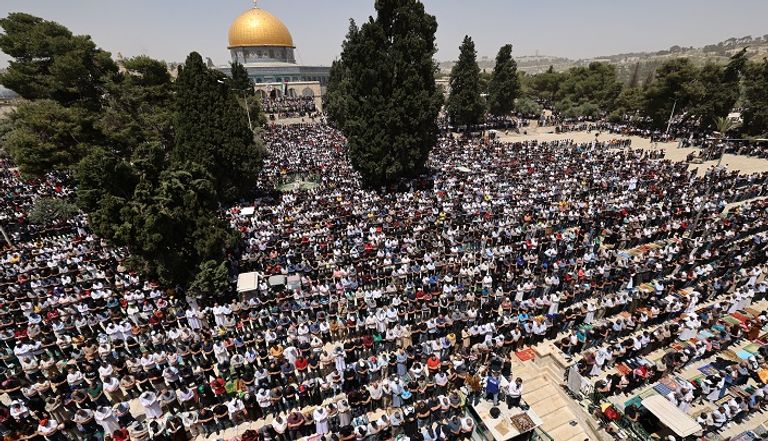 مصلون فلسطينيون في باحات الأقصى قوات إسرائيلية في محيط باحات الأقصى