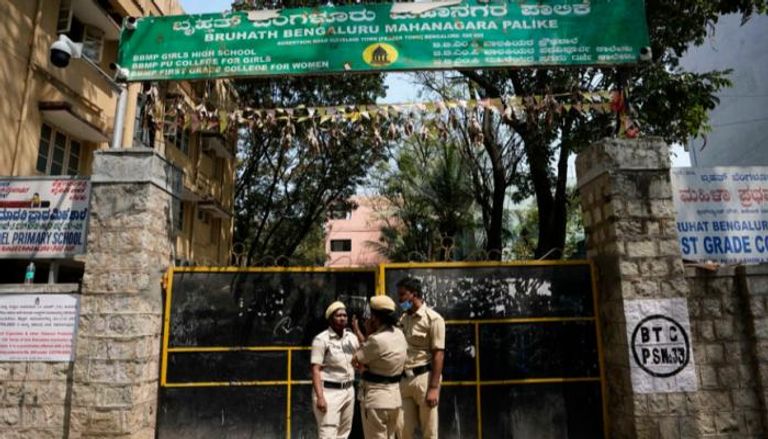 عناصر أمن أمام أحد مراكز الشرطة في الهند - أرشيفية